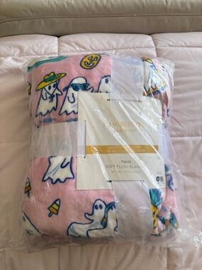 NEW Isaac Mizrahi Pink Summerween TWIN size blanket